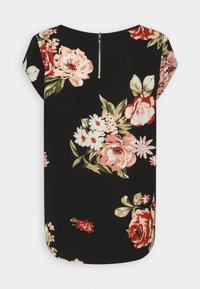 Haut à manches courtes fleuri avec un fond noir orné de grandes fleurs roses et rouges, col rond, et détail de fermeture éclair au dos.