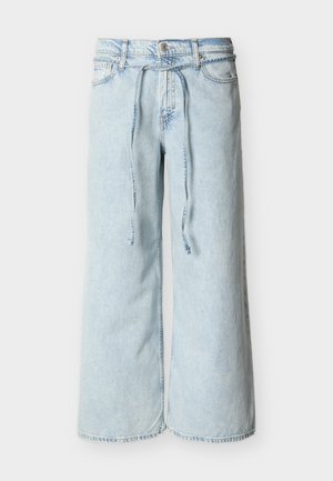 Lys blå vide bukser i denim med justerbar snor i midjen og klassisk fem-lommers stil på en ensfarget bakgrunn.
