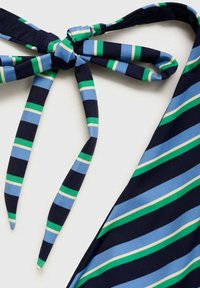 Námornícka látka s horizontálnymi pruhmi v svetlomodrej, zelenej a béžovej farbe. Má dizajn s viazaným uzlom a dlhými, tenkými popruhmi. Hladká textúra.