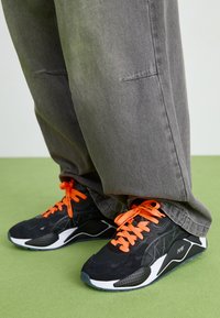 RS-X UP x ORLINSKI II UNISEX - Sneakers basse - black/fluro orange