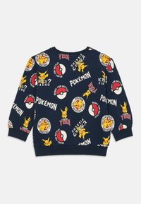 Tengerészeti pulóver Pikachu és Pokéball grafikákkal, kerek nyakkal és bordás mandzsettával. Puha, kényelmes anyag, játékos dizájnnal.