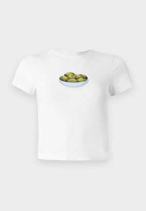 Weißes T-Shirt mit kurzen Ärmeln, das auf der Vorderseite einen Druck von einer Schüssel mit grünen Oliven zeigt. Einfaches, lässiges Design aus Baumwolle.