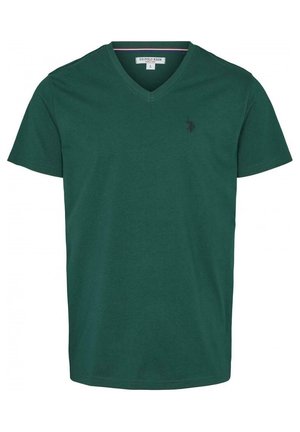 Camiseta corta de manga corta en V de color verde oscuro con pequeño logo bordado en negro en el lado izquierdo del pecho y etiqueta de tamaño L de U.S. Polo Assn. en el interior del cuello.