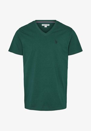 Ciemnozielona koszulka z dekoltem V, krótki rękaw, z małym haftowanym czarnym logo na lewej piersi oraz metką U.S. Polo Assn. w rozmiarze L wewnątrz kołnierza.