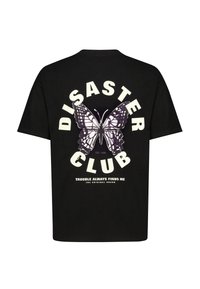 Schwarzes Baumwoll-T-Shirt mit großem lila Schmetterlingsmotiv auf dem Rücken und weißem Text "DISASTER CLUB" und "TROUBLE ALWAYS FINDS ME."