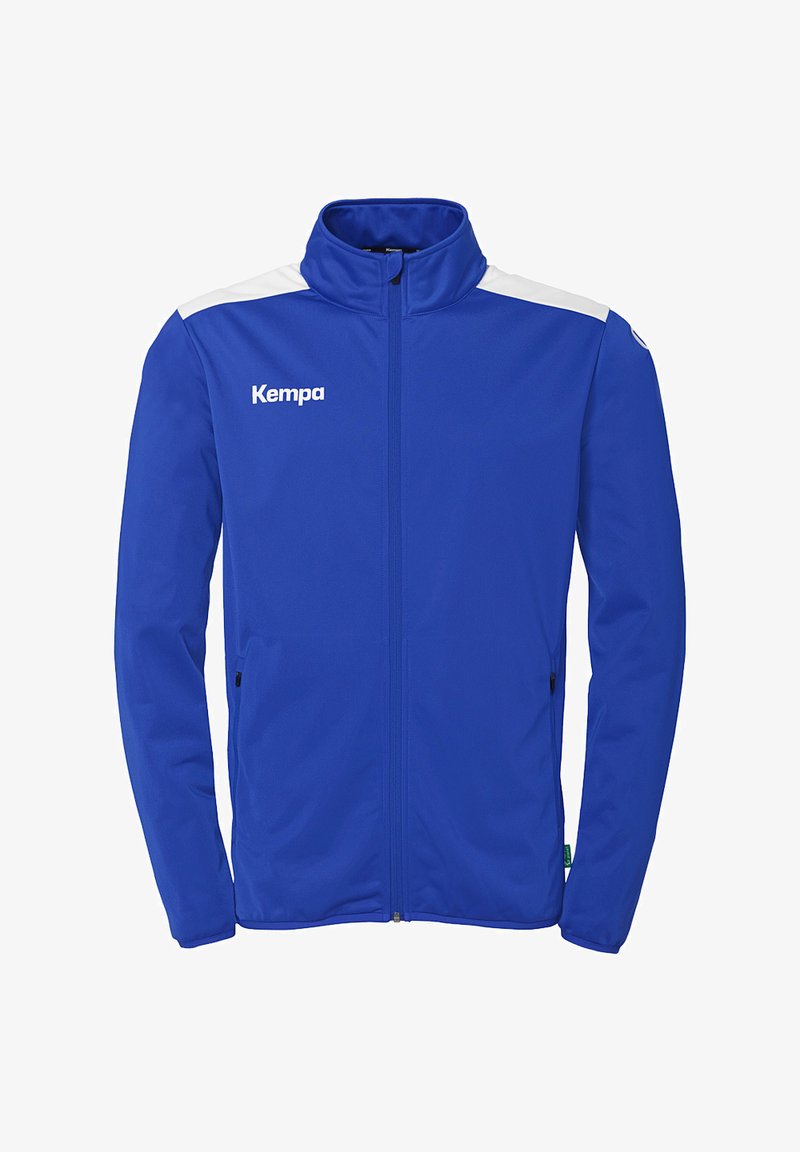 Blauwe sportjack met een hoge kraag, witte schouderaccenten en ritszakken aan de zijkant; voorzien van het "Kempa" logo in het wit op de linkerborst.