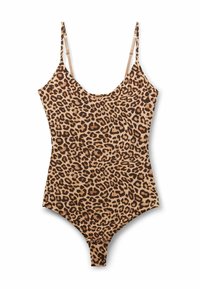 Jednodílné plavky s leopardím vzorem, které mají světlý pozadí s tmavě hnědými skvrnami, úzká ramínka a výstřih do tvaru oblouku.