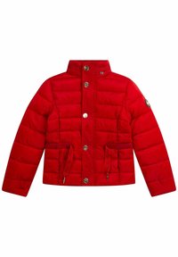 Chaqueta roja acolchada con cuello alto, botones de snap en el frente, dos bolsillos delanteros y detalles de cuerda con marca en los bolsillos y parche de la manga.