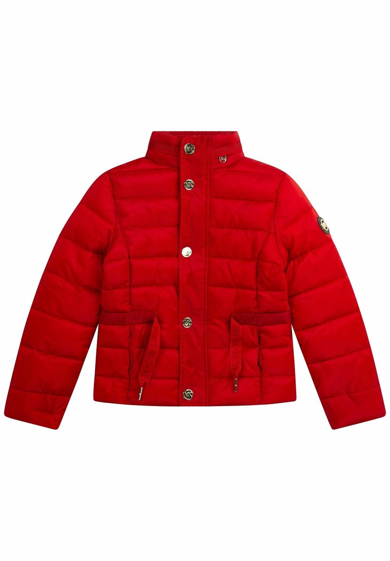 Chaqueta roja acolchada con cuello alto, botones de snap en el frente, dos bolsillos delanteros y detalles de cuerda con marca en los bolsillos y parche de la manga.