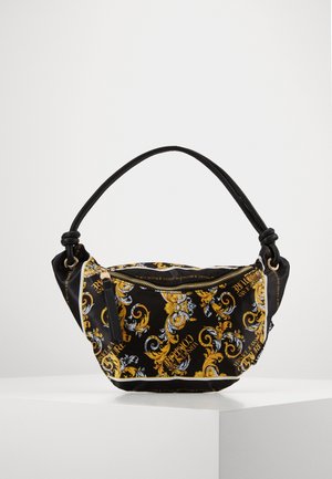 Sac à main en tissu noir avec motif orné jaune et bleu, fermeture éclair, une poignée noire unique et détails du logo sur les côtés.