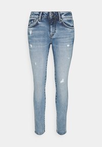 Jeans ajustados de denim azul claro, con áreas desgastadas y detalles rasgados. Diseño clásico de cinco bolsillos y cierre de botón.