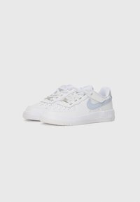 Bijele Nike Air Force 1 tenisice imaju gornji dio od kože, perforacije za prozračnost, svijetloplave detalje i gumene potplate.