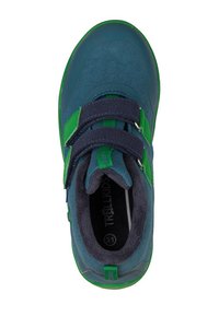 Kinderschuh aus einer Kombination von dunkelblauem und grünem Material, mit einem strukturierten Stoffobermaterial, zwei verstellbaren Klettverschlüssen und einer gepolsterten Innensohle.