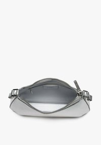 Zilverkleurige metalen handtas met ritssluiting, platte vorm, gladde textuur en verstelbare riem. Interieur gevoerd met een lichte kleur.