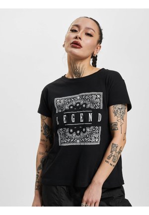 Must have musta T-särk, millel on valge bandana stiilis graafika, kus on keskel tekst "LEGEND". Lühikesed varrukad ja relaxed fit.