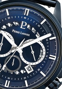 Reloj de metal negro con esfera azul marino, manecillas plateadas y múltiples subesferas; presenta marcadores de hora audaces y un acabado pulido.