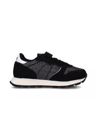 Scarpe da ginnastica nere caratterizzate da una tomaia intrecciata testurizzata con dettagli in suede, una intersuola bianca e una cinghia a strappo per una chiusura sicura.