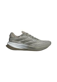 Zapatilla de running Adidas gris con tela texturizada, tres franjas laterales, cordones y suela gruesa blanca y marrón etiquetada como "Dreamstrike."