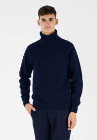 Maglione blu navy con collo alto realizzato in tessuto a maglia testurizzato, con polsini e orlo a costine, vestibilità comoda e maniche lunghe.