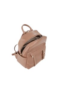 Sac à dos en cuir fauve avec une finition texturée, poignée supérieure, poche frontale zippée et bretelles ajustables. Le zip ouvert révèle un compartiment intérieur.