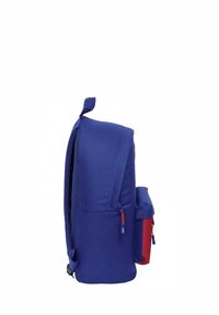 Niebieski plecak z czerwoną kieszenią, widoczna boczna siatkowa przegroda. Główna przegroda ma lekko zakrzywiony kształt, zaprojektowany dla komfortu.