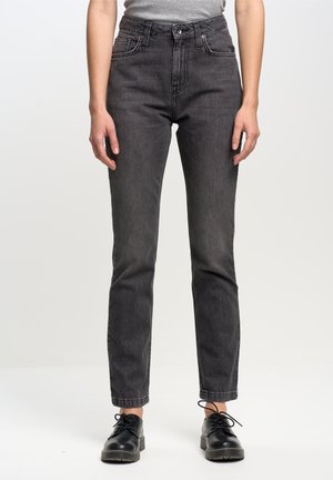 Dunkelgraue Denim-Jeans mit hoher Taille, geradem Bein, dezenten Stichdetails und Fünf-Taschen-Design, kombiniert mit schwarzen Schnürschuhen.