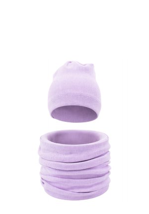 Jasnofioletowa prążkowana dzianinowa czapka i pasujący komin, oba miękkie i rozciągliwe, idealne na zimną pogodę.