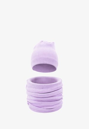 Jasnofioletowa prążkowana dzianinowa czapka i pasujący komin, oba miękkie i rozciągliwe, idealne na zimną pogodę.