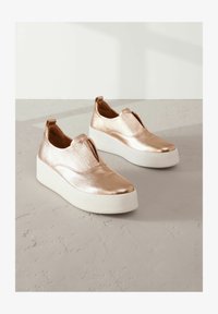 Unselected, rose gold