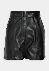Pantaloni corti in pelle nera con vita alta, dotati di una cintura larga con una fibbia quadrata argentata e tasche frontali. Texture liscia, forma strutturata.