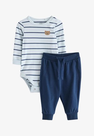 Lyseblå stripete body med bjørnegrafikk og marineblå bomulls-joggebukser. Trykknapper på bodyen og ribbestrikkede mansjetter på buksene.