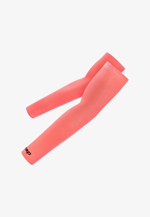 Paar nahtlose, korallenrosa Kompressionsarmstulpen mit dezenten strukturierten Mustern und schwarzem Logo nahe dem Handgelenk.