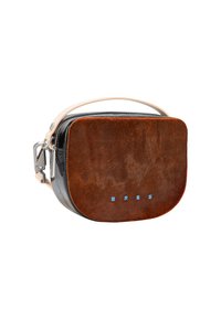 Borsa a tracolla in pelle marrone con base nera, texture liscia, ferramenti in metallo e manico superiore. Presenta un logo blu sul davanti.