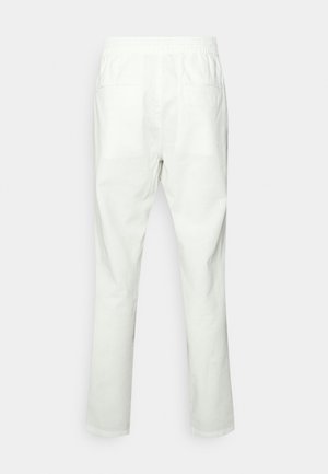 Białe bawełniane spodnie z elastycznym pasem, dwoma tylnymi kieszeniami, prostym krojem nogawek i gładką teksturą.