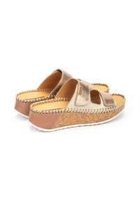 Sandales à enfiler marron et crème avec deux brides croisées, semelle en liège à talon compensé, couture décorative et finition en cuir lisse.