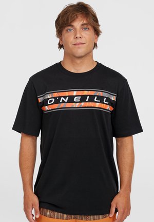 Juodas marškinėliai su horizontaliu dryžuotu raštu oranžine ir pilka spalvomis, su baltu "O'Neill" logotipu. Trumpomis rankovėmis ir apvaliu kaklu.