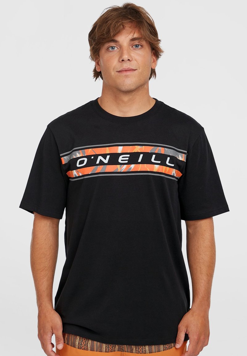 Sort t-shirt med et horisontalt stribet design i orange og grå, med "O'Neill" logo i hvid. Korte ærmer og rund halsudskæring.