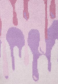 Maglione lavorato a maglia con base rosa, caratterizzato da un motivo a goccia in tonalità di viola e lampone. Tessuto morbido con una complessa lavorazione jacquard.