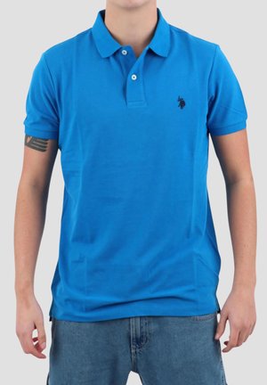 Polo shirt blu in cotone con maniche corte, colletto, e un piccolo logo nero sul lato sinistro del petto.