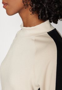 ONLY Play ONPKAM LIFE SHORT - Sweater - pumice stone/black