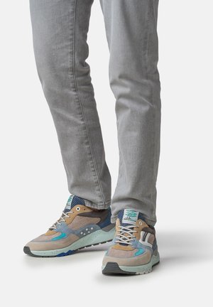 Scarpe sportive con una combinazione di materiali marrone, blu e verde acqua; texture in mesh e suede; suola in gomma con dettagli screziati.