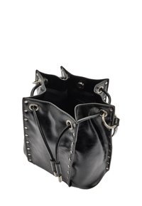 Czarna skórzana torba typu bucket o fakturowanej powierzchni, z elementami w srebrnym odcieniu, przelotkami i sznurkiem do ściągania u góry.