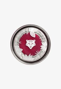 Glassbeholder med sølvkant, med en dyp rosa innvendig og et preget design av en hvit tiger omgitt av blader.