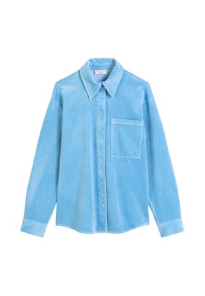 Blauw corduroy overhemd met lange mouwen, knoopsluiting, puntige kraag en een enkele voorzak. Zachte textuur met verticale ribbels.