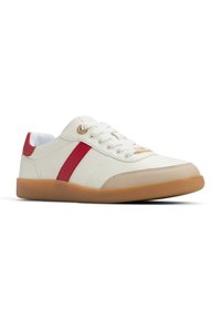 Sneaker in pelle bianca con accenti rossi, punta arrotondata, suola piatta in gomma e lacci bianchi. Presenta un piccolo dettaglio del logo sulla linguetta.