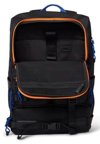 Zaino nero con zip arancioni, accenti blu e scomparti multipli. Include una tasca in rete e spallacci regolabili per versatilità.