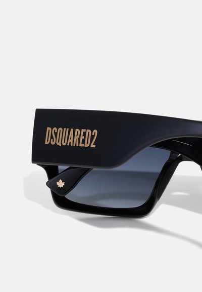 Sorte solbriller med et strømlinjeformet design, som har en mat finish, gull DSQUARED2-merkevare og et lite gull lønnebladdetalj på rammen.