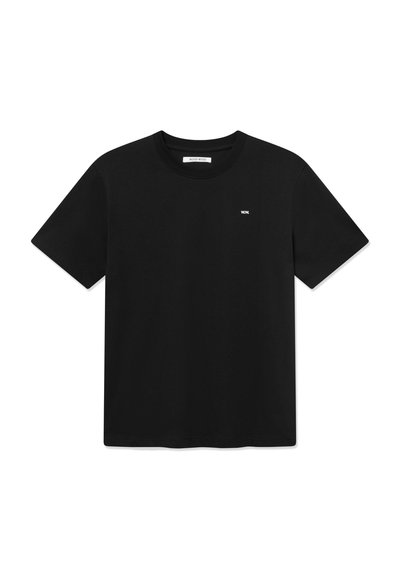 T-shirt preta de algodão com mangas curtas, decote arredondado e um pequeno logótipo branco no peito esquerdo. Textura suave, ajuste padrão.