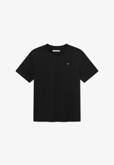 T-shirt preta de algodão com mangas curtas, decote arredondado e um pequeno logótipo branco no peito esquerdo. Textura suave, ajuste padrão.