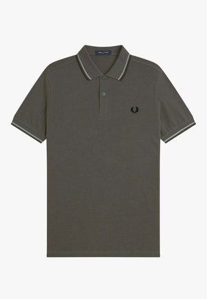 Polo verde oliva a maniche corte con due bottoni, colletto e polsini a righe e un piccolo logo a corona d'alloro nera sul petto sinistro.